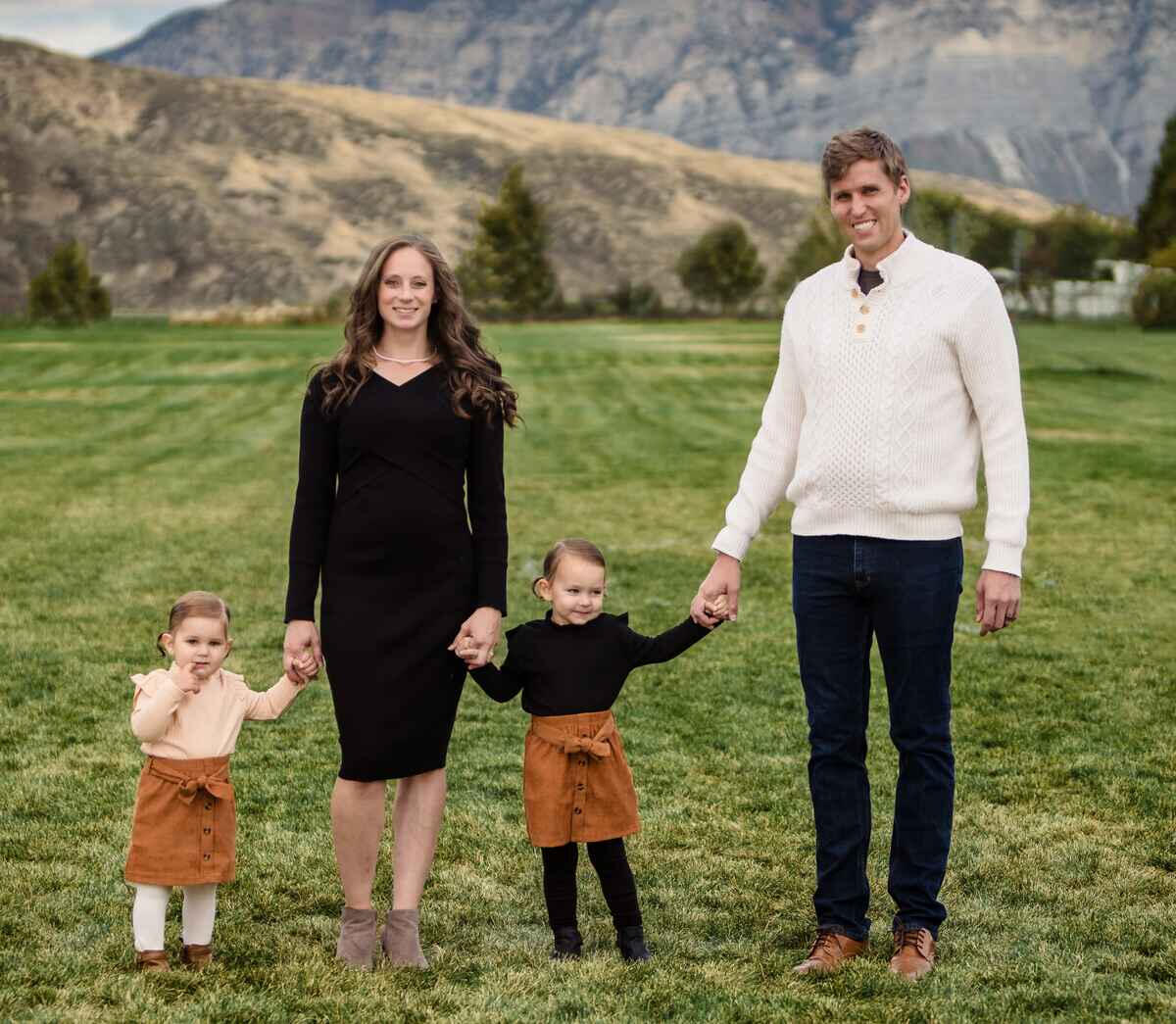 Family picture with Benjamin, the owner of Rentaissance, the direct booking website for vacation rentals, taken in front of a scenic mountain backdrop in Utah